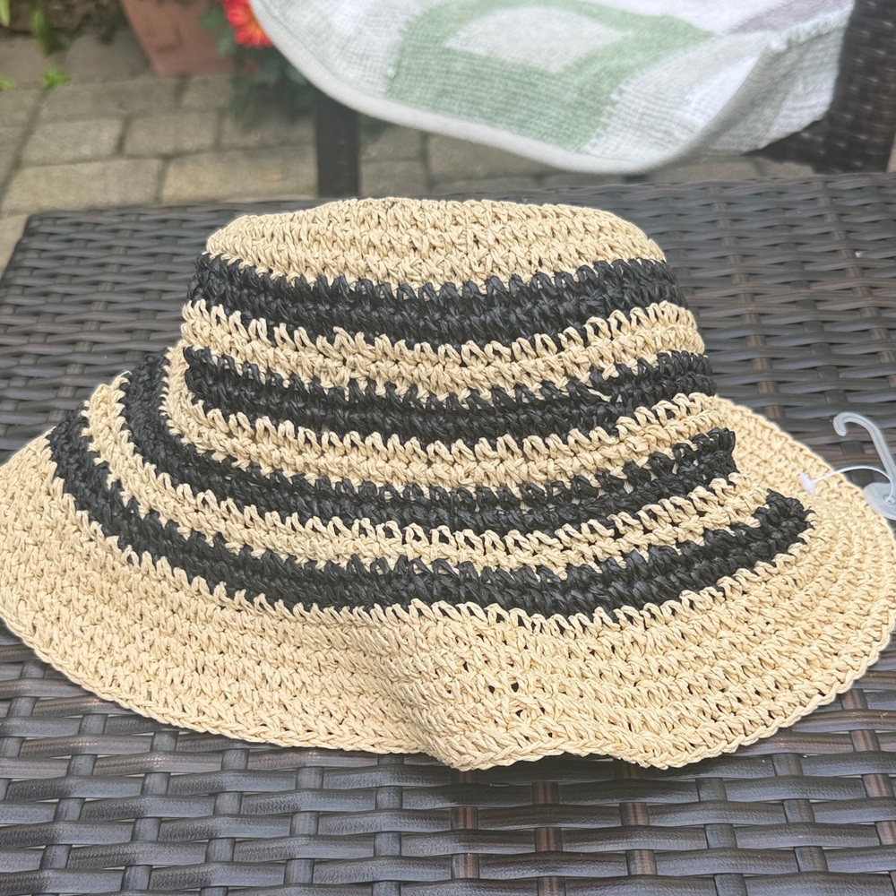 GAP Black and Tan Straw bucket hat